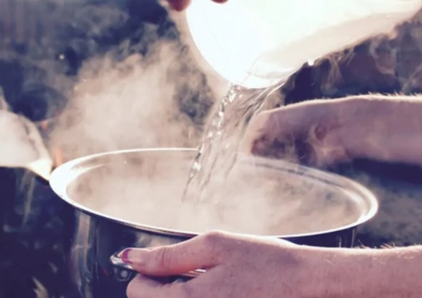 Una suegra se hartó de su yerno por pedir siempre más comida y le tiró agua hirviendo: "Me daba rabia la situación"