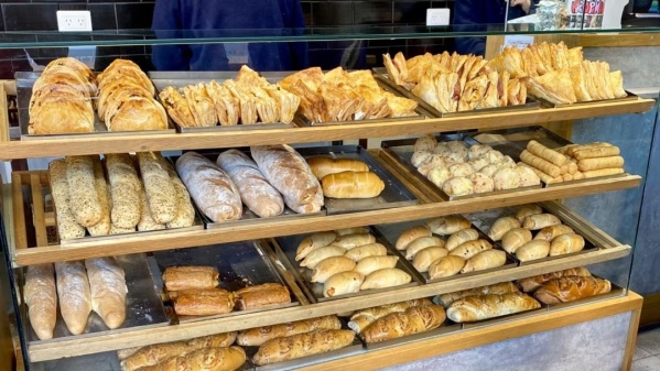 Un turista brasileño llegó al país, entró a una panadería y se indignó con una "masita": "Es racismo"