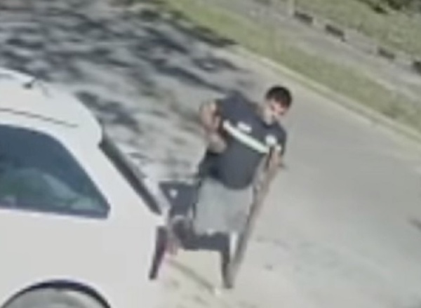 Un hombre en muletas robó en un comercio de Ensenada y se llevó un bolso con dos kilos de pan