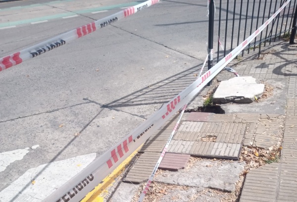 En 63 y 22 reclamaron que se solucione el problema de fondo del "cráter" en una boca de tormenta