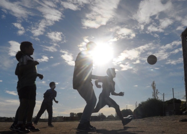Trompadas, patadas y heridos durante un partido interbarrial en Villa Elisa: tuvieron que intervenir las madres