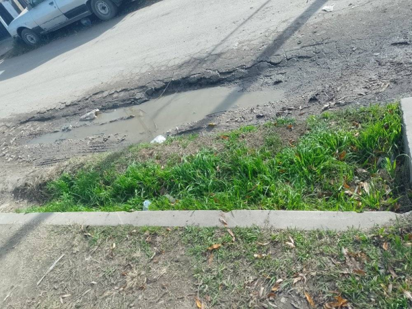 Vecinos reclamaron por el pésimo estado de una calle frente a un jardín maternal de Los Hornos