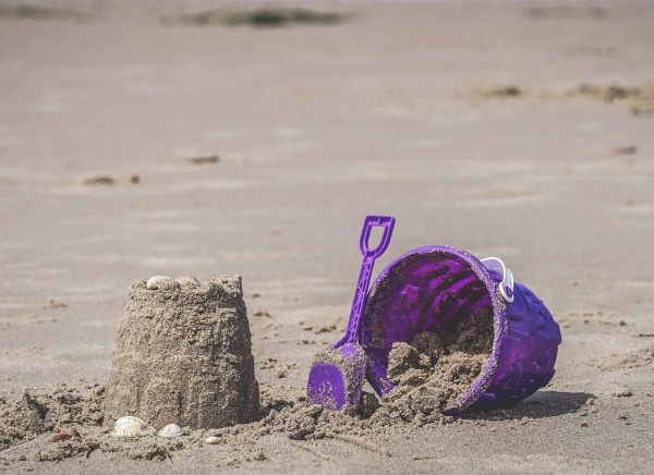 Un nene murió aplastado por un castillo de arena en la playa: su hermano logró salir pero los padres llegaron tarde