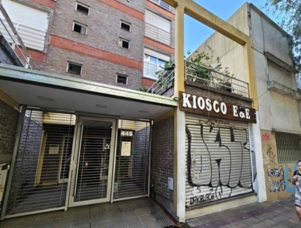 En menos de un minuto, delincuentes robaron un kiosco en La Plata y se llevaron de todo