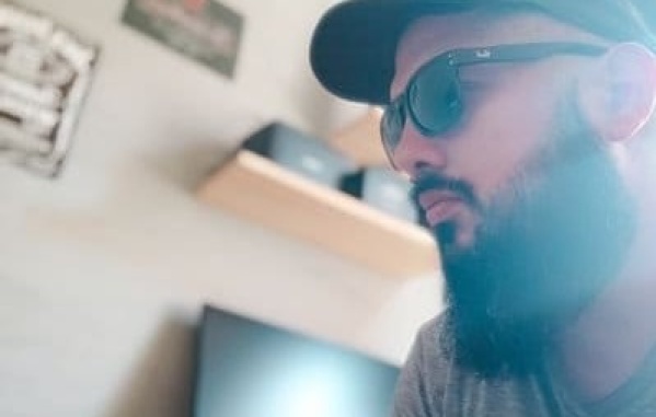 Le dio 5.000 pesos a su hijo para que cenara solo, lo tildó de "ratón" y el chat se volvió viral: "Compró 5 empanadas"