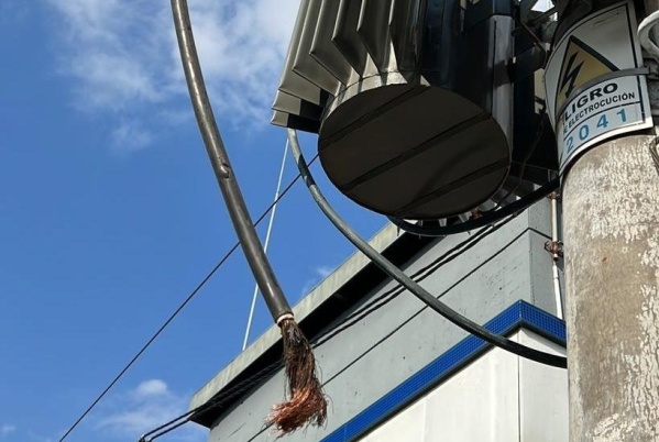 En diagonal 73 y 120 alertaron por un peligroso cable suelto