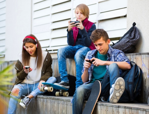 Los jóvenes y el celular: expertos revelaron cuántas horas se recomienda de uso por día