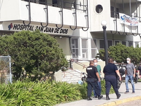 Dos vecinos se pelearon en San Carlos y uno de ellos terminó apuñalado en el cuello