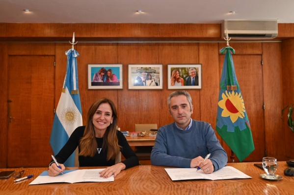 Tolosa Paz y Larroque firmaron un convenio para reforzar el Servicio Alimentario Escolar en la Provincia de Buenos Aires