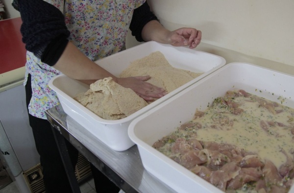 Fue a la pollajería, la clienta que estaba adelante se pasó de rosca con su compra y se volvió viral: "Tremendo"