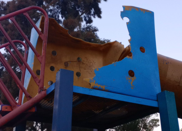 Vecinos se quejaron por el mal estado de los juegos en el Parque Saavedra: "Se suben los chiquitos y está peligroso"