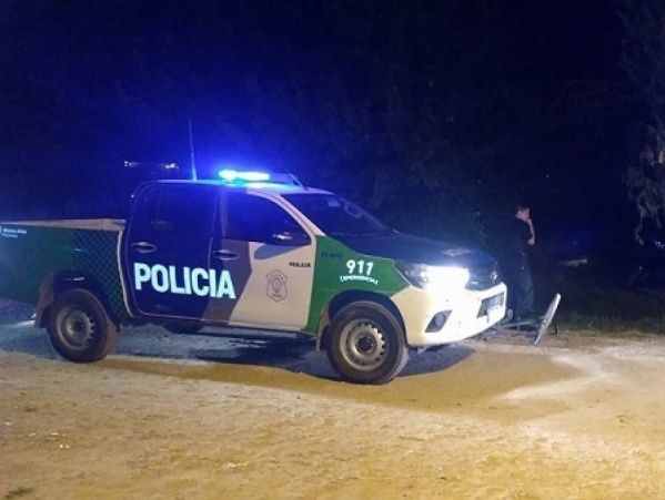 Un joven amenazó de muerte a su propia madre en Berisso y le tiró piedras a la casa