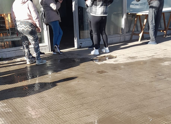 En pleno centro de Los Hornos se quejaron por una importante pérdida de agua frente al cajero