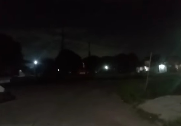 Vecinos reclamaron por iluminación en la plaza de 150 y 57