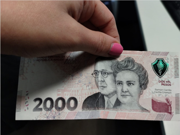 El Banco Central lanzó un nuevo billete de 2.000 pesos con marca de agua y medidas de seguridad
