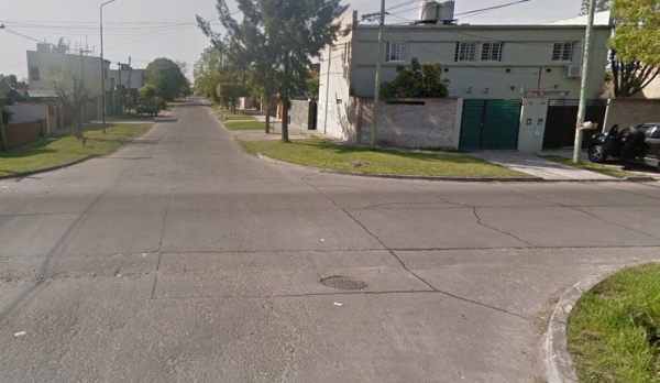 Motochorros asaltaron a punta de pistola a dos jóvenes de La Plata