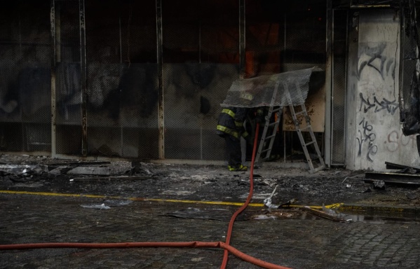Evalúan la demolición total del depósito que se incendió en La Plata