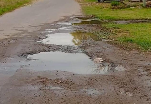 En Los Hornos reclamaron por una pérdida de agua que lleva cuatro meses y destruye la calzada