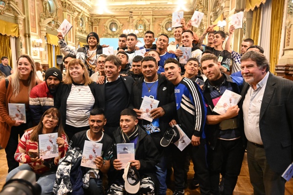 Kicillof y el arzobispo platense Gustavo Carrara presentaron en La Plata un libro sobre el Papa Francisco