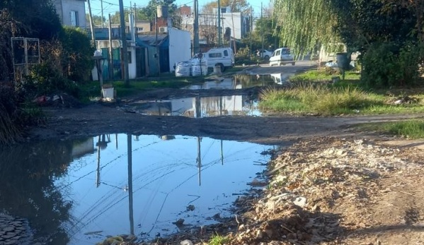 En la zona de 58 y 154 reclamaron por los pozos y una "laguna inmensa"