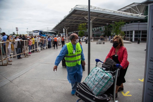 El Gobierno analiza limitar el cupo de ingreso de personas al país por el impacto de la variante Delta