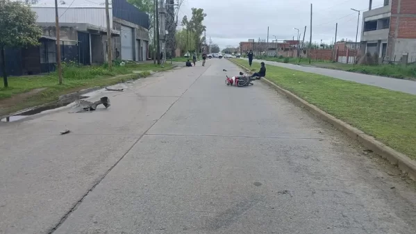 Un fuerte accidente en 143 y 526 dejó a dos personas heridas y un conductor fugado