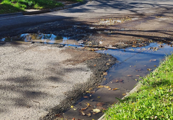 En 138 y 64 se quejaron por un "cráter" que lleva mucho tiempo sin solución