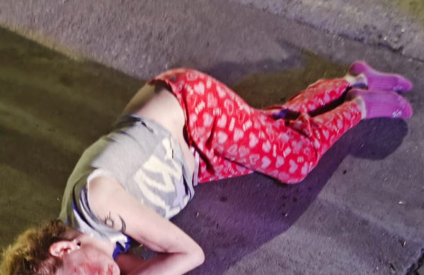 Hallaron tirada a una mujer con heridas y descalza en 21 y 46