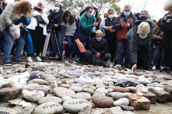 El Gobierno construirá un espacio para la memoria con las piedras de la marcha por los muertos de Coronavirus