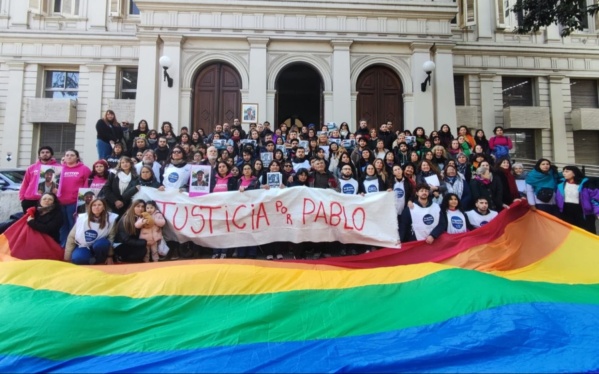 La comunidad universitaria platense pidió justicia por el crimen de Pablo Mieres