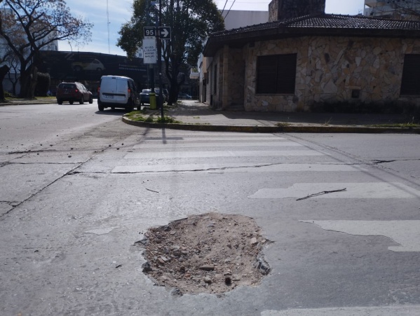 Advirtieron que el asfalto destrozado alrededor de la Plaza 19 de Noviembre entorpece el paso vial