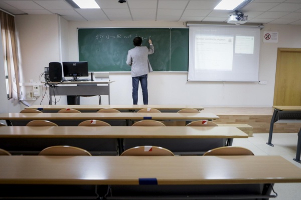 Entró a un aula, vio a una persona sola, se le acercó para hablarle y su respuesta la sorprendió