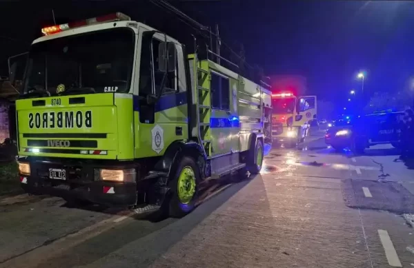 Se desató un incendio en un corralón de La Plata mientras un hombre de 61 años estaba dentro