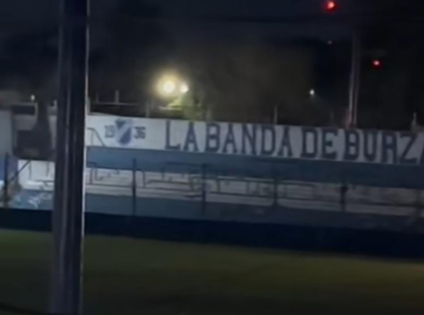 Vio la figura de un hombre a las 3 de la mañana en la tribuna de una cancha y aseguró que "una persona no es"