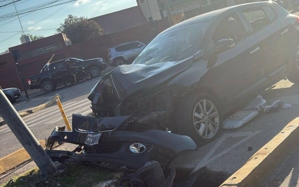 Barrio La Loma: Chocó contra un poste de luz y pelea por su vida