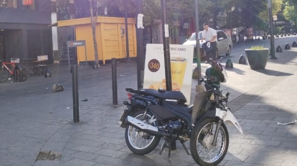 Mañana accidentada en la esquina de 8 y 50 por el choque entre una moto y un auto