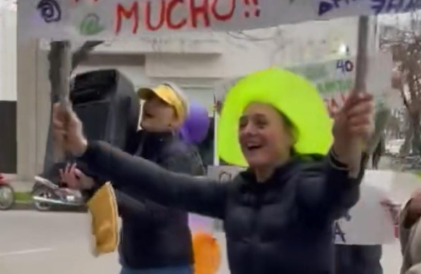 Cumplió 40 años y un grupo de amigas la fue a saludar a la puerta de su trabajo con un icónico tema musical