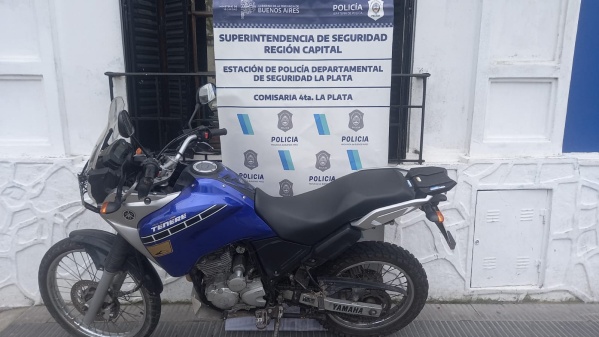 Dos hombres robaron una moto en La Plata, los encontraron y quisieron escapar a pie