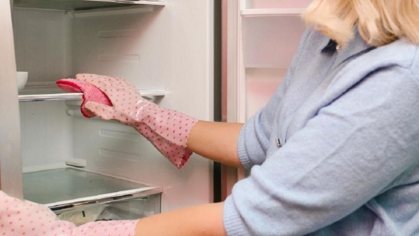 Viralizó un método para eliminar los malos olores de la heladera con un elemento "muy importante" que se utiliza en el baño