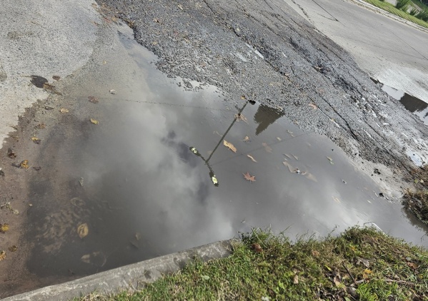 En 25 y 510 reclamaron por el mal estado de la calle: "Hace años que se rompen los autos"