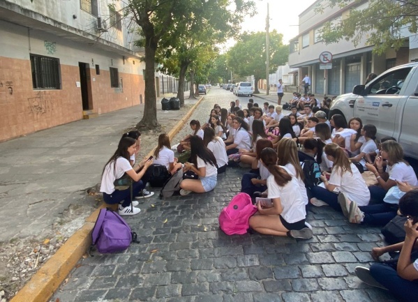 Alumnos del Colegio Parroquial de Berisso hicieron una sentada enfrente del establecimiento por falta de ventiladores