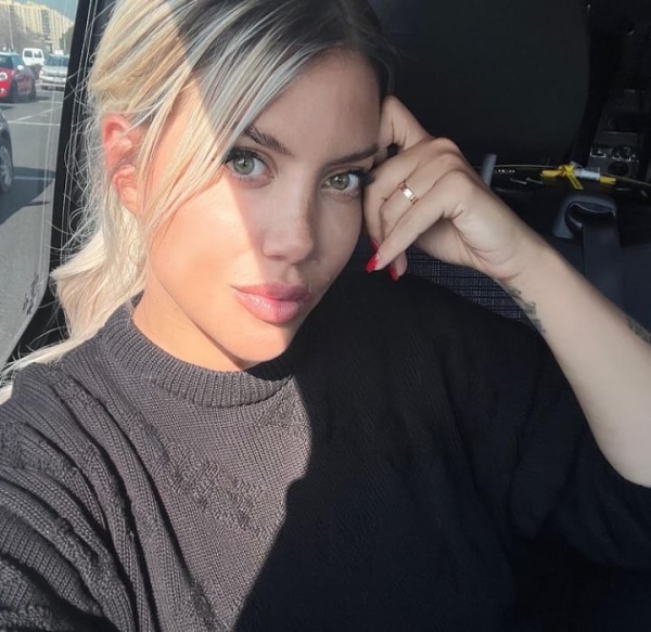 El "palito" de Wanda a la China Suárez en pleno avión