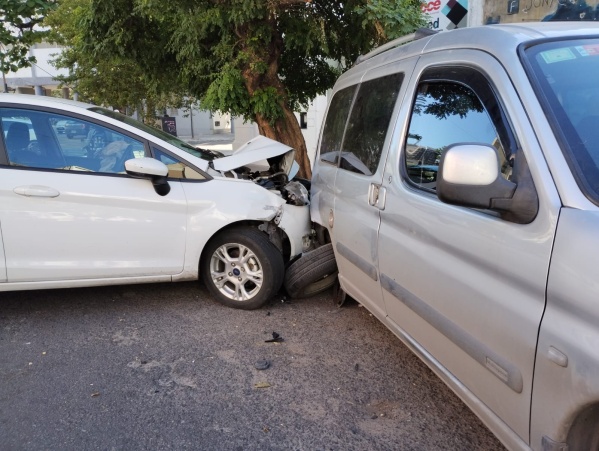 Esquivó un auto y chocó con otro en la esquina de 11 y 48: "Estoy esperando la grúa desde las 12 de la noche"