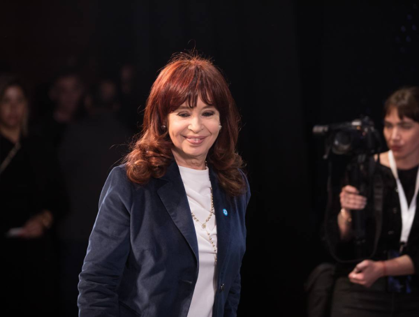 Cristina Kirchner publicó un documento de 33 páginas con fuertes críticas a Milei y advirtió sobre una posible dolarización