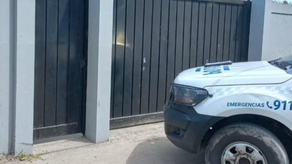 Rescataron a un perro abandonado en una vivienda de La Plata