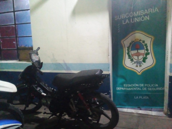 Dej&oacute; la moto estacionada en la puerta de su trabajo en La Plata y se la robaron