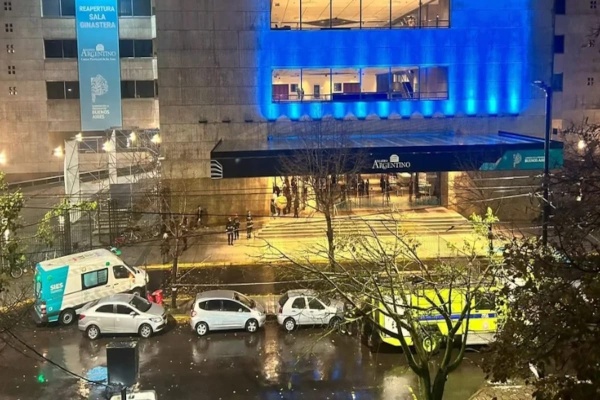 Se cayó una placa del techo del Teatro Argentino de La Plata como consecuencia del fuerte temporal