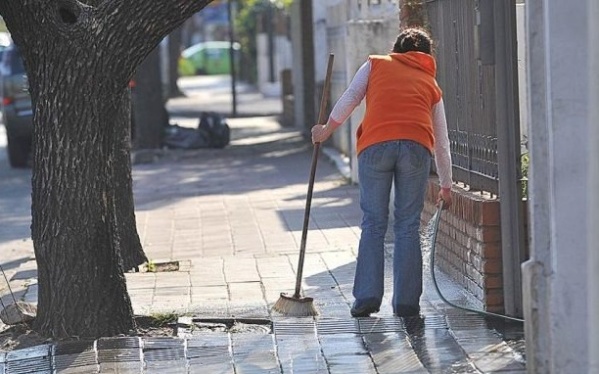 Una mujer estaba "manguereando" en su casa, unos nenes le hablaron y ella les tiró agua: "Los ca...mojando"