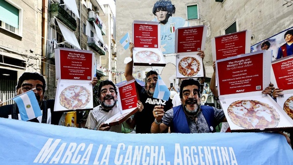 En Italia marcharon con máscaras de Maradona para exigir a los países ricos el pago de la deuda ecológica