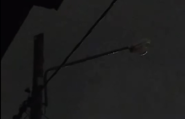 En 146 y 69 se quejaron por una luminaria intermitente: "Ya la cambiaron tres veces y sigue el problema"